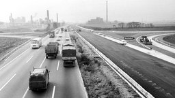 Schwarz-Weiß-Bild der A555 in Köln/Bonn: Autos fahren auf vier Spuren über die Autobahn