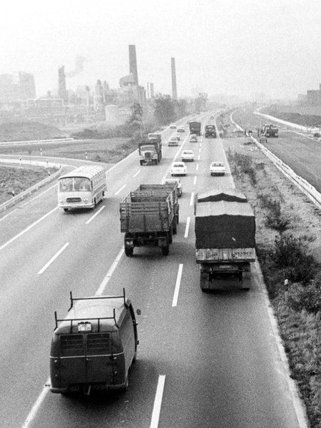 Schwarz-Weiß-Bild der A555 in Köln/Bonn: Autos fahren auf vier Spuren über die Autobahn