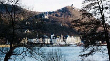 Blick auf Rhein und Drachenfels im Winter