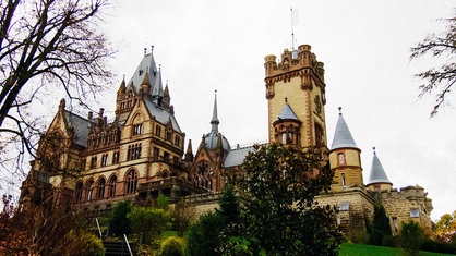 Das Schloss Drachenburg in Königswinter von außen.