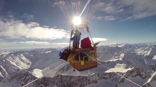 Ein Ballon im Vordergrund, im Hintergrund die Alpen