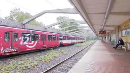 Eine rote U-Bahn an einer Haltestelle in Duisburg