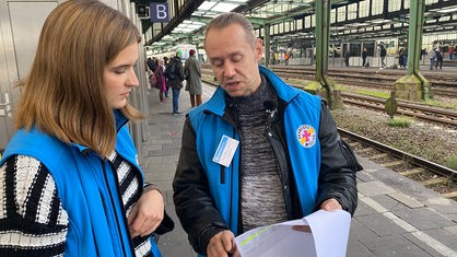 Hanna Kleingünther und Denny Adolph von der Duisburger Bahnhofsmission