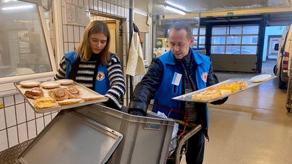 Hanna Kleingünther bereitet in der Küche der Duisburger Bahnhofsmission mit einem Kollegen Essen vor