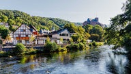 Ein Dorf mit Fachwerkhäusern und einer Burg