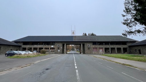 Ein historisches NS-Gebäude mit Bruchsteinfassade von außen