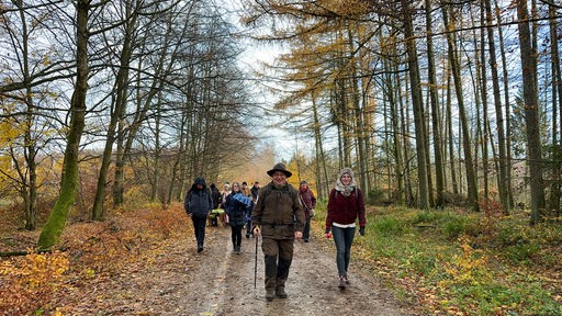 Andreas Engelke wandert mit Besuchern durch den Nationalpark