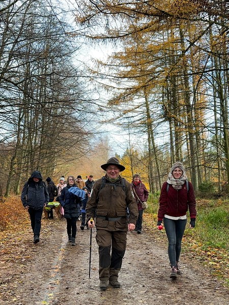 Andreas Engelke wandert mit Besuchern durch den Nationalpark