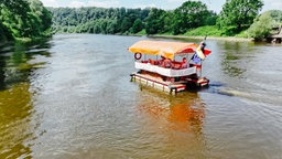 Das Floß Morsche Kugel auf dem Wasser