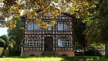 Ein Haus mit aufwändig verziehrter Fassade