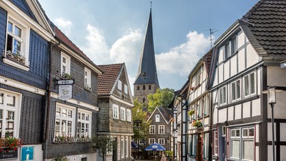 Fachwerkhäuser und der schiefe Kirchturm von Sankt Georg in der Altstadt von Hattingen