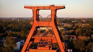 Doppelbock der Zeche Zollverein in Essen, angestrahlt von der Abendsonne