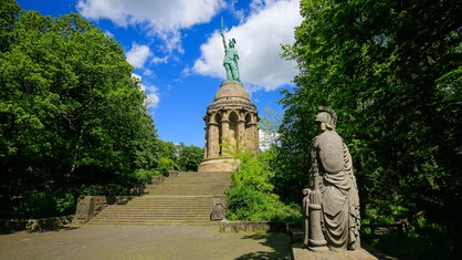 Das Herrmannsdenkmal mit Aussichtsplattform und Bronzestatue von unten aus gesehen