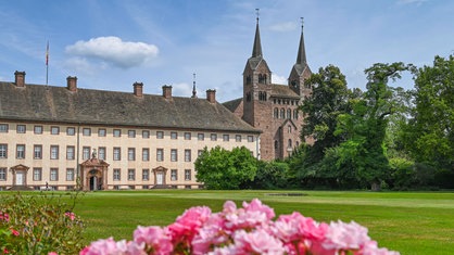 Der Westflügel des Weltkulturerbes Corvey mit dem karolingischen Westwerk in Höxter