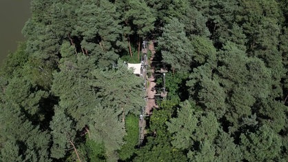 Der Kletterpark in einem Wald in Rietberg von oben