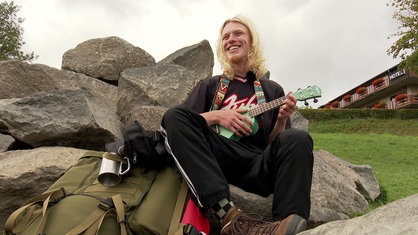 Daniel Suschko spielt auf seiner Ukulele