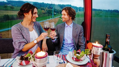 Ein Pärchen diniert in der Ettelsberger Seilbahn