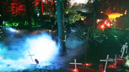 Halloween Party in der ZOOM Erlebniswelt. Der Zoo ist passend dekoriert.