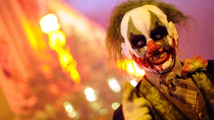 Ein als Zombie-Clown verkleideter Darsteller läuft durch den Movie-Park Bottrop