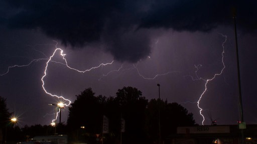 Blitze erhellen einen dunklen Himmel