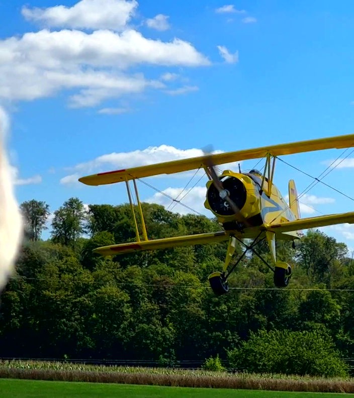 Helmut Müller fliegt sein selbstgebautes Modellflugzeug