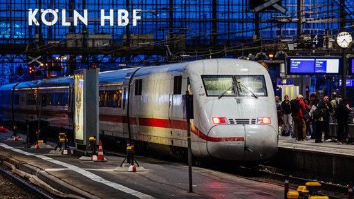 Ein ICE ist im Kölner Hauptbahnhof eingefahren