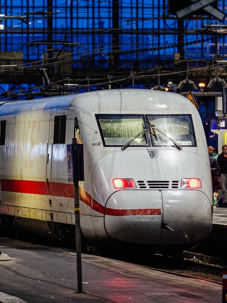 Ein ICE ist im Kölner Hauptbahnhof eingefahren