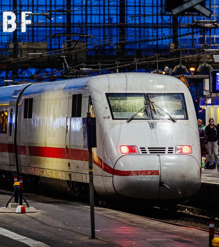 Ein ICE ist im Kölner Hauptbahnhof eingefahren