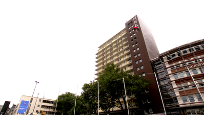 An einem 45 Meter hohen Hochhaus in Essen hängen zwei Industriekletterer und entfernen von der Fassade ein weißes Graffiti