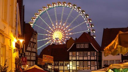 Hinter den Fachwerkhäusern der Soester Altstadt sieht man das Riesenrad.
