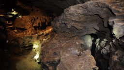 Blick in den Irrgarten der Höhle von Innen mit Felsen und Gestein.