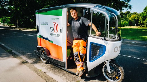 Sebastian Escabias steht im Lastenrad am Straßenrand.