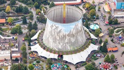 Drohnenaufnahme vom Kühlturm im Wunderland Kalkar