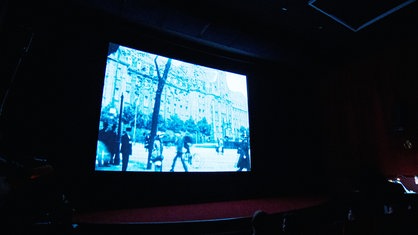 Eine Vorstellung von Schwarz-Weiß Archivmaterial im Duisburger Filmforum.