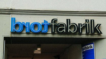 Die Einfahrt des Kulturzentrums Brotfabrik mit dem gleichnamigen Schriftzug über der Einfahrt.