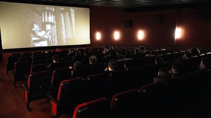 Der Kinosaal des Metropol Kinos mit Blick auf die Leinwand, auf dem ein Stummfilm läuft