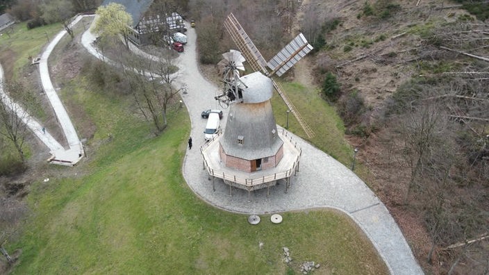 Windmühle von oben per Drohne aufgenommen