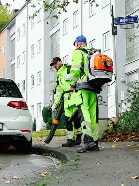 Die Kehrmaschine der EDG entfernt das Laub von einer Straße in Dortmund.