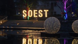 Lichtfestival in Soest mit beleuchtetem Schriftzug und Lichtinstallationen