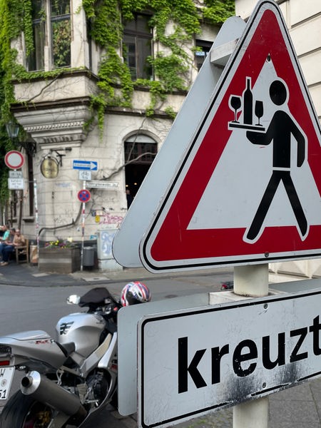 Ein "Warnschild" in der Luisenstraße