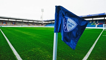 Blick über eine Eckfahne mit dem Logo des VfL Bochum ins Stadion