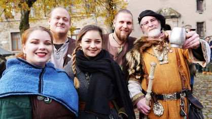 Mittelalterlich gekleidete Männer und Frauen