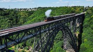 Ein Zug fährt über die Müngstener Brücke