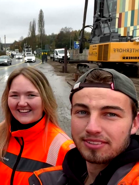 Zwei Männer und eine Frau stehen auf der Brückenbaustelle auf der B51 in Münster, im Hintergrund fahren Autos