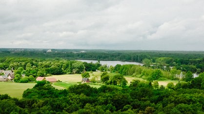 Die Krickenbecker Seen und die umliegende Landschaft vom Aussichtsturm.