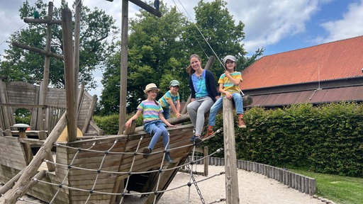 Familie Schmidt auf einem Holz-Piratenschiff