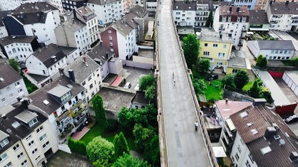 Ein Radweg, der erhöht über den Dächern verläuft