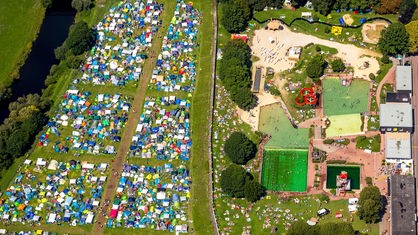 Ein Luftbild des Ruhr Reggae Summers mit dem Gelände des Naturbads Styrum.