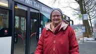 Seniorin steht an der Bushaltestelle in Paderborn