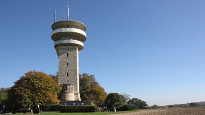 Links im Bild der Longinusturm bei Nottuln von unten fotografiert. Rechts im Bild das angrenzende Ackerland. 